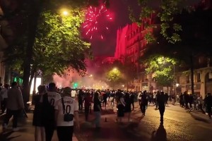 網(wǎng)友去巴黎旅行剛好碰上奪冠，整個國家陷入狂歡！