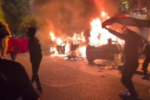 太狂熱了！巴黎球迷街頭慶祝直接燒車