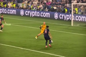 球迷吐槽：離球門如此之近，迪馬爾科居然還給這么大射門空間