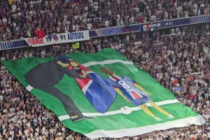 圓夢！恩里克賽前曾說希望能用巴黎的旗幟復(fù)刻巴薩奪冠畫面~