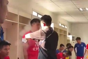 這視頻真恐怖！泄露“一人一刀”的球員現(xiàn)已破產(chǎn)并負(fù)債400萬！