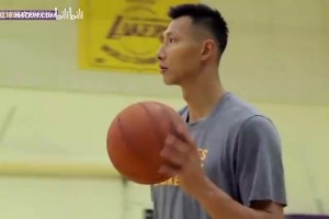 可惜沒留下！易建聯(lián)當年在湖人訓(xùn)練的珍貴集錦，這投籃技術(shù)真成熟