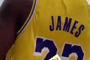 背影還真有點(diǎn)像？菲律賓詹姆斯出現(xiàn)在海邊立刻被圍攻