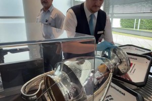 歐冠獎(jiǎng)杯通過機(jī)場(chǎng)安檢.....前往巴黎參加慶祝活動(dòng)