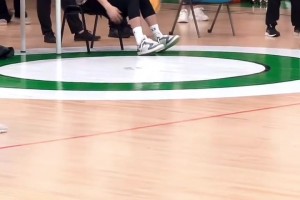 郭艾倫坐凳子上也能運球。