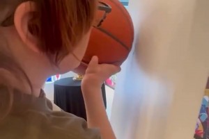 用籃球畫總冠軍獎杯！看看國外的藝術(shù)家用籃球畫出獎杯