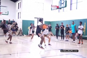 感覺這些都是準(zhǔn)NBA球員 庫里曾帶隊(duì)在訓(xùn)練營(yíng)vs準(zhǔn)狀元弗拉格