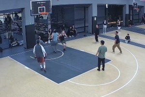 以后每次見面：你們聽我說...！大哥離譜救球三分命中