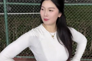 這娘們真有勁！國產(chǎn)卡戴珊的肘子姐單手扔球：畢竟以前練標(biāo)槍的~