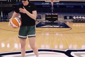 狀元克拉克這球感也太逆天了吧！蒙眼轉(zhuǎn)身在中圈投進(jìn)超遠(yuǎn)三分~