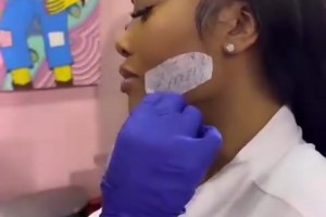 后悔了嗎？成人艷星當(dāng)年在臉上紋了錫安名字！這科技有點(diǎn)炸裂啊~