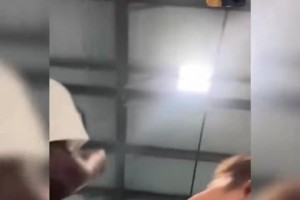 孔融讓‘梨’！小球迷偶遇SGA，立刻打電話和自己的好兄弟分享！