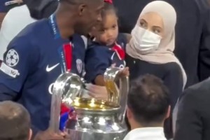 登貝萊老婆裹得嚴嚴實實的啊，還記得登貝萊結(jié)婚沒請隊友到場