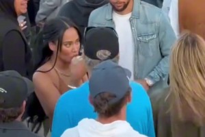 庫(kù)里現(xiàn)身Benson演唱會(huì)，不敢想象如果這是國(guó)內(nèi)