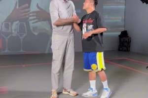 球迷與安東尼合照時身穿印有保羅和甜瓜的T恤，瓜哥：這衣服不錯