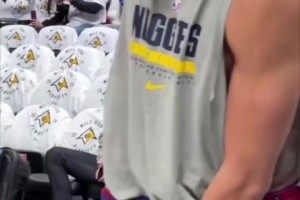 手機(jī)在戈登手里就像是玩具一樣啊