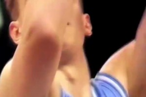 名場面！密歇根大學已無暫停，結果韋伯忘了喊出暫停被吹技犯，徹底葬送比賽！