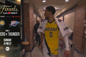 今年季后賽最神奇的人！哈利伯頓賽后面帶笑容走出球場(chǎng)！