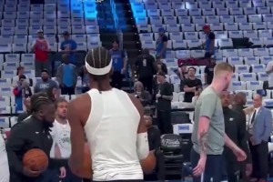 新科MVP迎總決賽首秀！亞歷山大賽前熱身時神情專注目光堅定