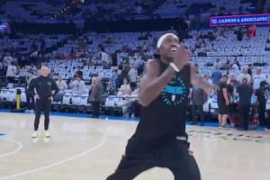 總決賽首秀！亞歷山大賽前熱身，表情非常嚴肅一絲不茍