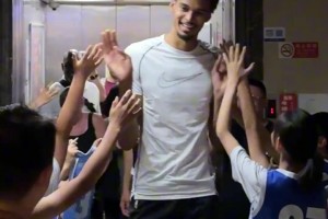 文班亞馬現(xiàn)身北京首鋼訓練館