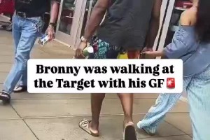 老詹啥時當爺爺布朗尼帶女友逛街，發(fā)現(xiàn)有人偷拍后分開進商場