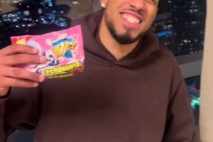 哈利掏出一包“魔法士干脆面”：只有魔法才能擊敗魔法