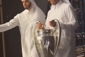 有交代了！納賽爾穿上傳統(tǒng)服飾，將歐冠獎(jiǎng)杯帶回了家鄉(xiāng)