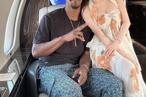 哇塞，硬漢配美女！巴特勒與德?lián)銩LL IN姐在飛機(jī)上親密合影