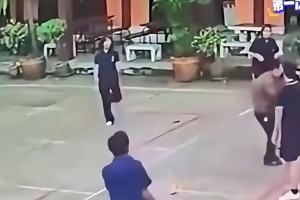 副校長(zhǎng)：按計(jì)劃行事！這位校長(zhǎng)太背！短短20秒在球場(chǎng)受3次暴擊