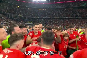 奪冠后全隊(duì)圍著隊(duì)長(zhǎng)C羅慶祝，C羅：別給我發(fā)型壓壞了