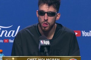 雷霆上次贏得總決賽時(shí)切特在干嘛？切特：我正在擠車去參加AAU