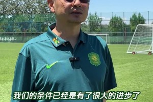 爬墻頭看國(guó)安對(duì)津門虎的熱身賽國(guó)安的球迷們太可愛了