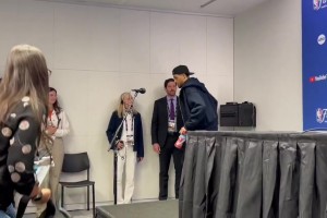 腳有傷？哈利伯頓賽后離開(kāi)發(fā)布會(huì)時(shí)，走路明顯一瘸一拐的