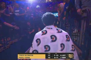 哈利伯頓率步行者眾將賽后落寞退場，下一場能贏回來嗎？