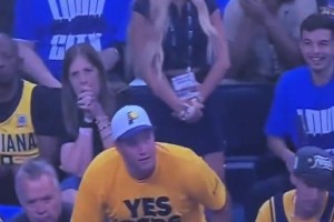 ?嗆口小辣椒！哈利伯頓女友在看臺以一敵多，狂噴垃圾話