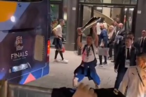 男人致死是少年C羅向球迷展示冠軍獎(jiǎng)杯