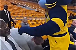 彌補(bǔ)年輕時(shí)的遺憾！名場(chǎng)面：卡特節(jié)目上“隔扣”奧尼爾！