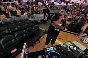 看傻了還是猜到了？步行者DJ看到哈利伯頓G1絕殺后的反應……