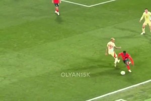 天生克星？門德斯靈巧轉(zhuǎn)身拉球，輕松戲耍亞馬爾