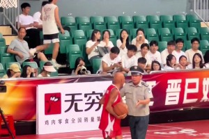 全國女子聯(lián)賽舞臺驚現(xiàn)翻越欄桿老大爺賽場秀球技...