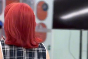 社媒發(fā)自拍~高考后采訪稱喜歡芒特的曼聯(lián)女球迷染了紅發(fā)