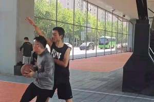 這兄弟真的是一次球都沒運，如此絲滑的到了籃下……