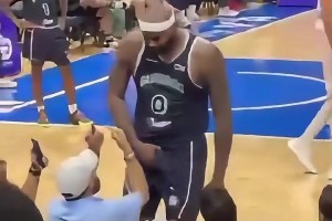 脾氣依舊！考辛斯與球迷火爆沖突完整版！人仰馬翻?。? >
                                        </div>
                                    </div>
                                                                        <div   id=