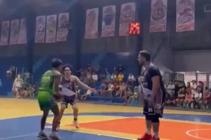 好好的籃球場，怎么來了一堵墻？