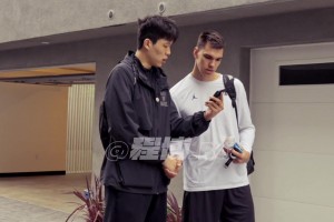 送鞋交朋友楊瀚森剛到美國時與同參選的戈爾丁用翻譯軟件交流