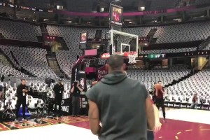 投籃姿勢(shì)固定，出手柔和！2018是不是老詹生涯投籃狀態(tài)最好一年？