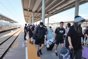 這個(gè)防守的發(fā)力動(dòng)作引發(fā)了阿拉基的不滿(mǎn)，直接摔球了~