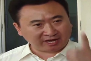 霸氣！王老板當(dāng)年在萬(wàn)達(dá)更衣室布置戰(zhàn)術(shù)：堅(jiān)持壓迫式打法