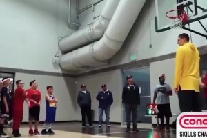 孩子們：2米1的中鋒扣不了籃，這人會打籃球？